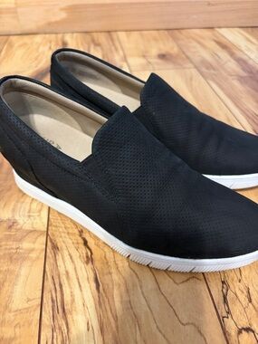 Naturalizer Kaya black perforated leather wedge sole sneaker women’s 9.5M EUC